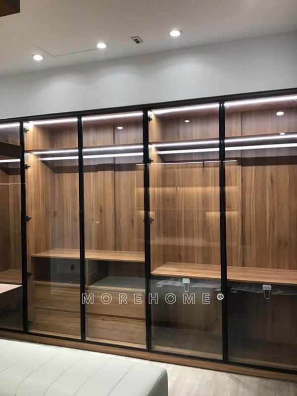 Morehome có kinh nghiệm thi công sản xuất tủ quần áo hiện đại bằng gỗ công nghiệp kết hợp kính và đèn led tại căn hộ Pethouse Skylake Phạm Hùng Hà Nội