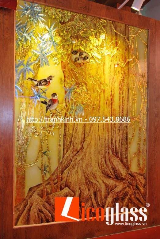 Mẫu tranh kính khắc 3D cây cổ thụ và chim hỷ tước thường được treo ở phòng khách nhằm mong muốn cho gia đình một cuộc sống hạnh phúc, luôn được may mắn.