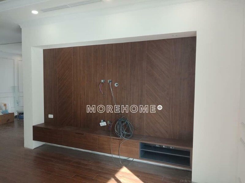 Morehome đã thiết kế và thi công nhiều công trình nội thất trọn gói tại chung cư An Bình city. Hình ảnh thi công nội thất phòng khách này được thi công bằng gỗ công nghiệp với kệ tivi hiện đại và vách gỗ ốp tường. Nếu quý khách có nhu cầu thi công hoặc thiết kế nội thất chung cư an bình city, vui lòng liên hệ Morehome để được tư vấn.